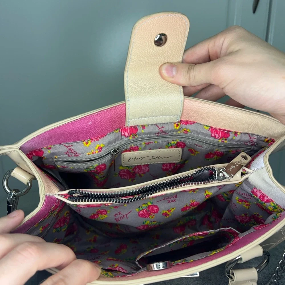 Betsey Johnson Purse Heart Debossed Multi-Compartment Crossbody Sand Beige Purse - Picture 8 of 11